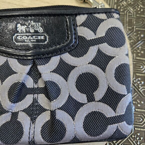 🐢 Coach Signature Monogram Wristlet Like New - Picture 3 of 12